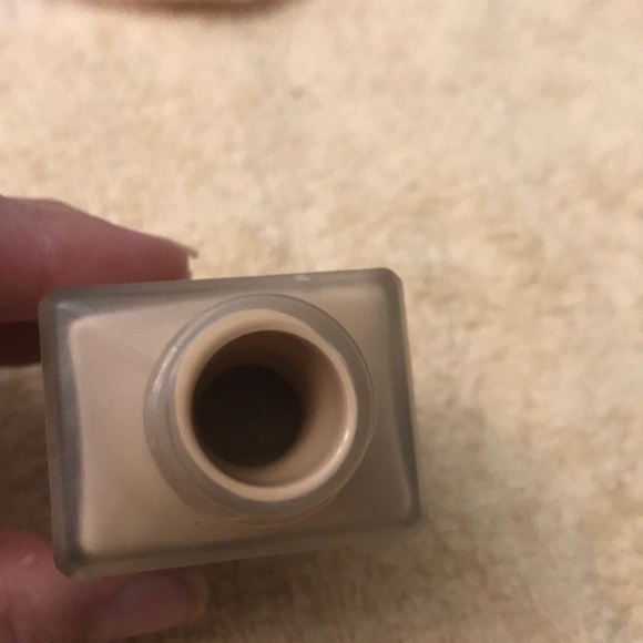 Sand. Estée Lauder Foundation - Picture 3 of 5